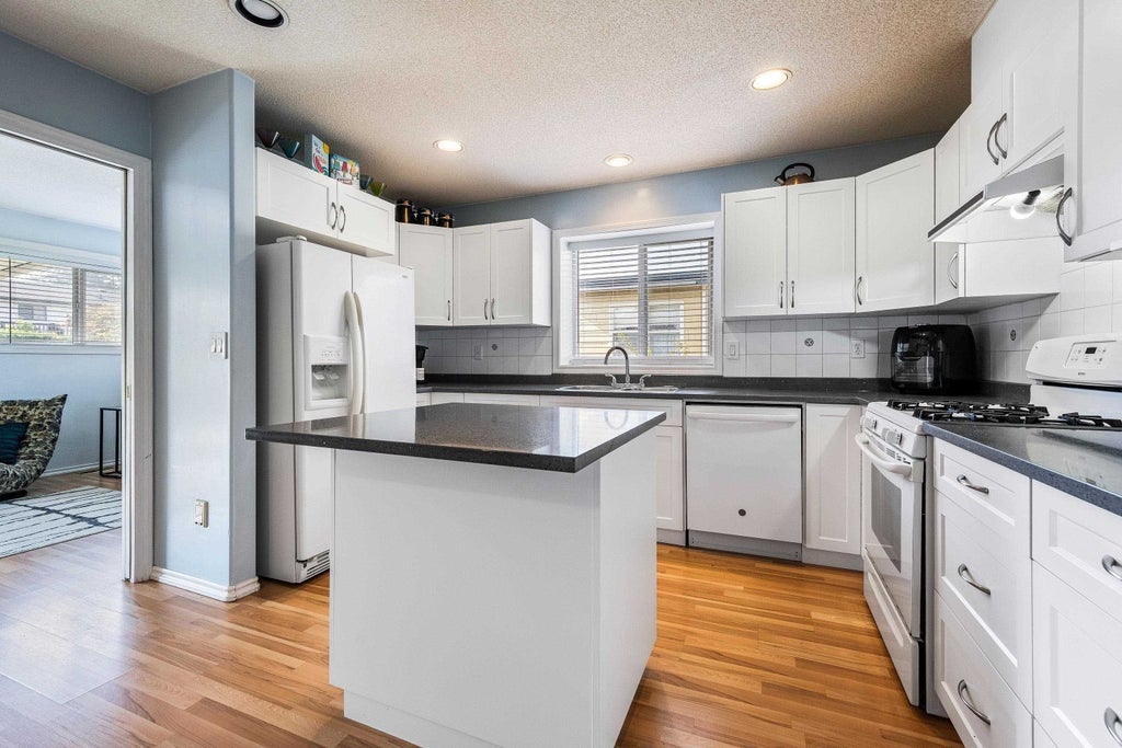 Photo of 45430 Bernard Avenue, Chilliwack, BC V2P 1H4 (MLS # R3174962)