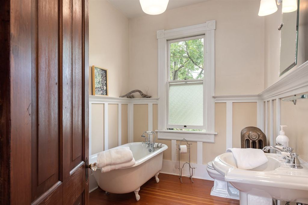 listing image 1100693250504398755