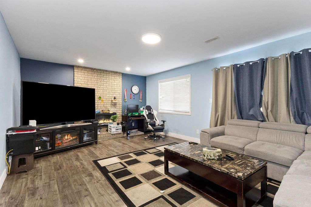 listing image 1107057378379494820