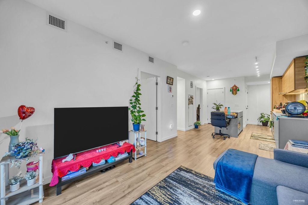 listing image 1104600847218594158