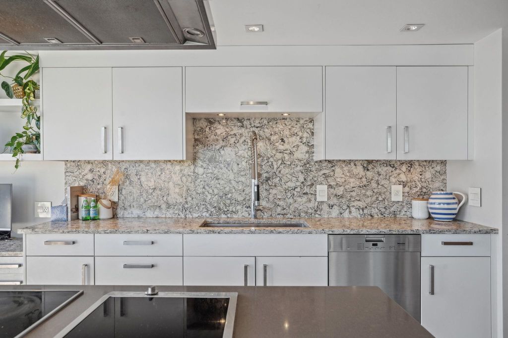 listing image 1109559576924982042