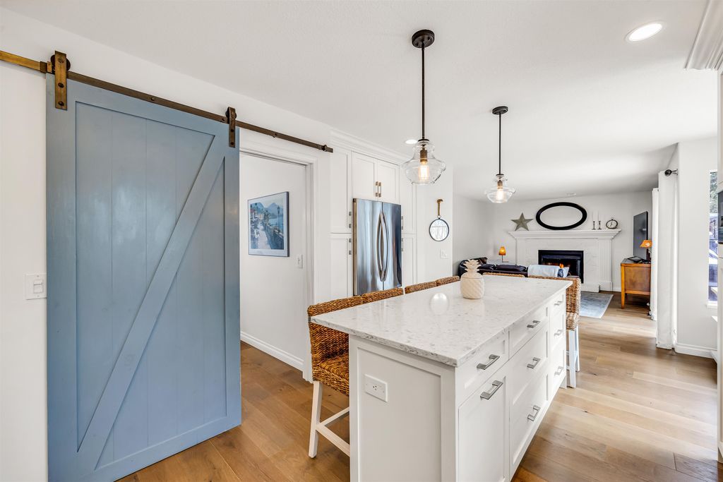 listing image 1102007382801624845