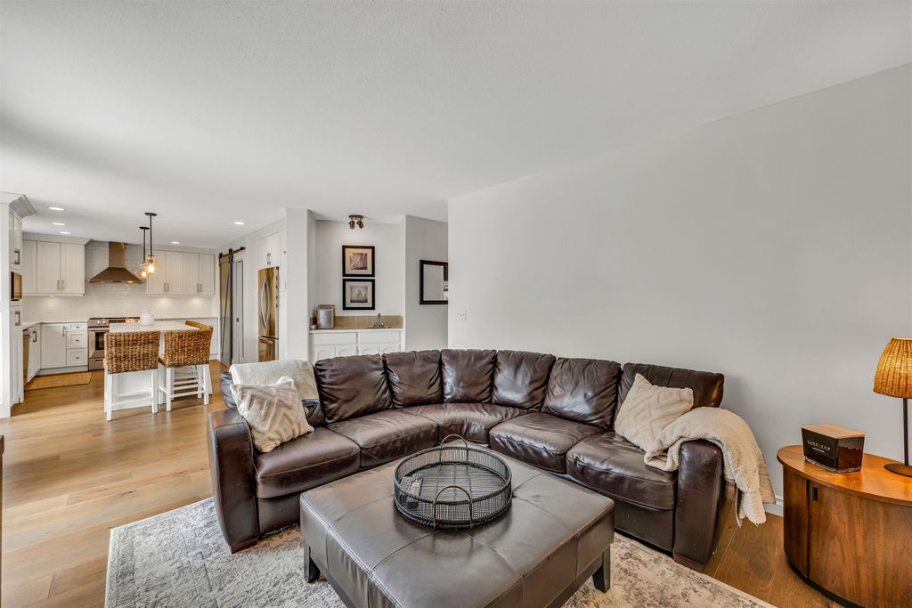 listing image 1101317044318975152