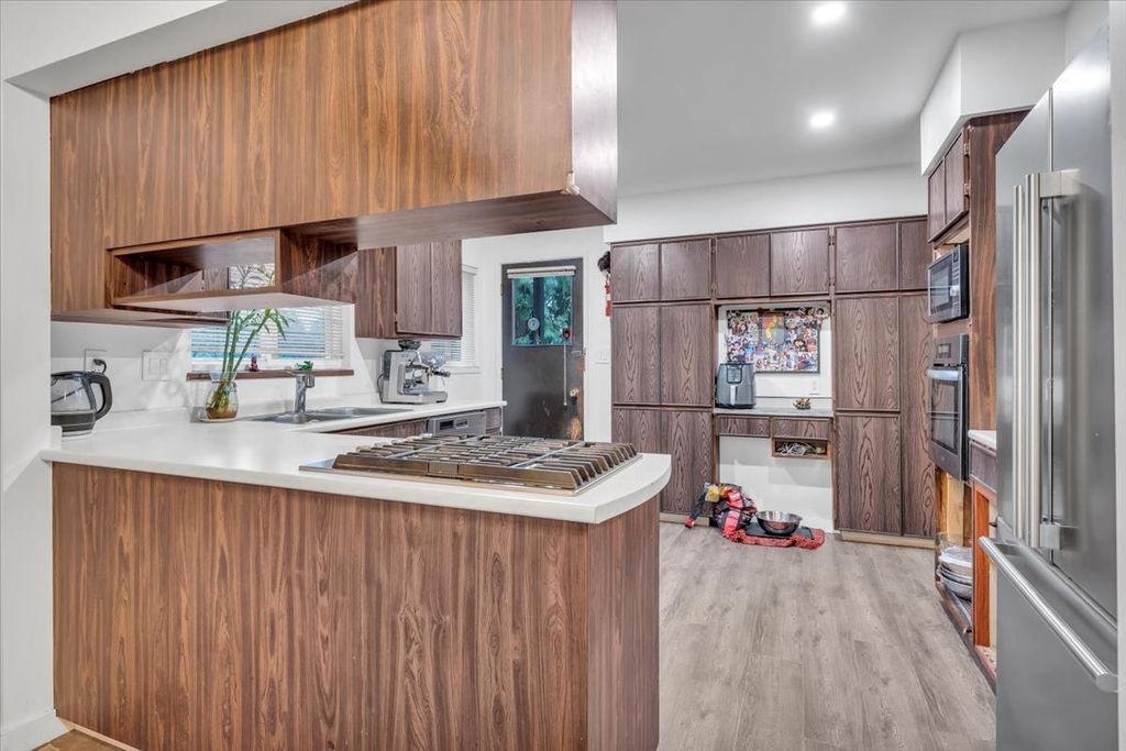 listing image 1100296972093689081