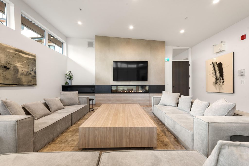 listing image 1104337472524349559