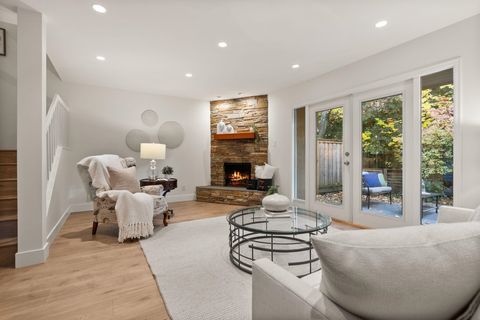 2307 Mountain Highway North Vancouver BC V7J 2N2