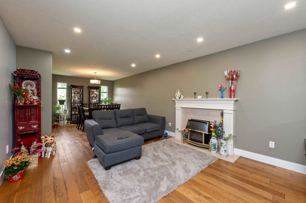 listing image 1103772762356909815