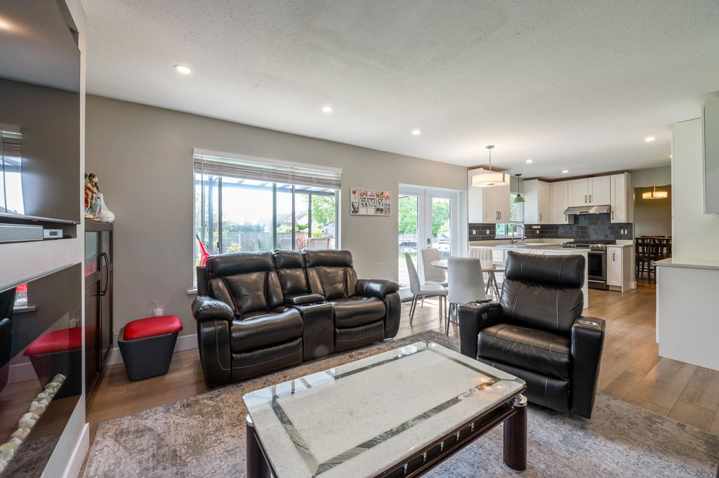 listing image 1105799566609659459