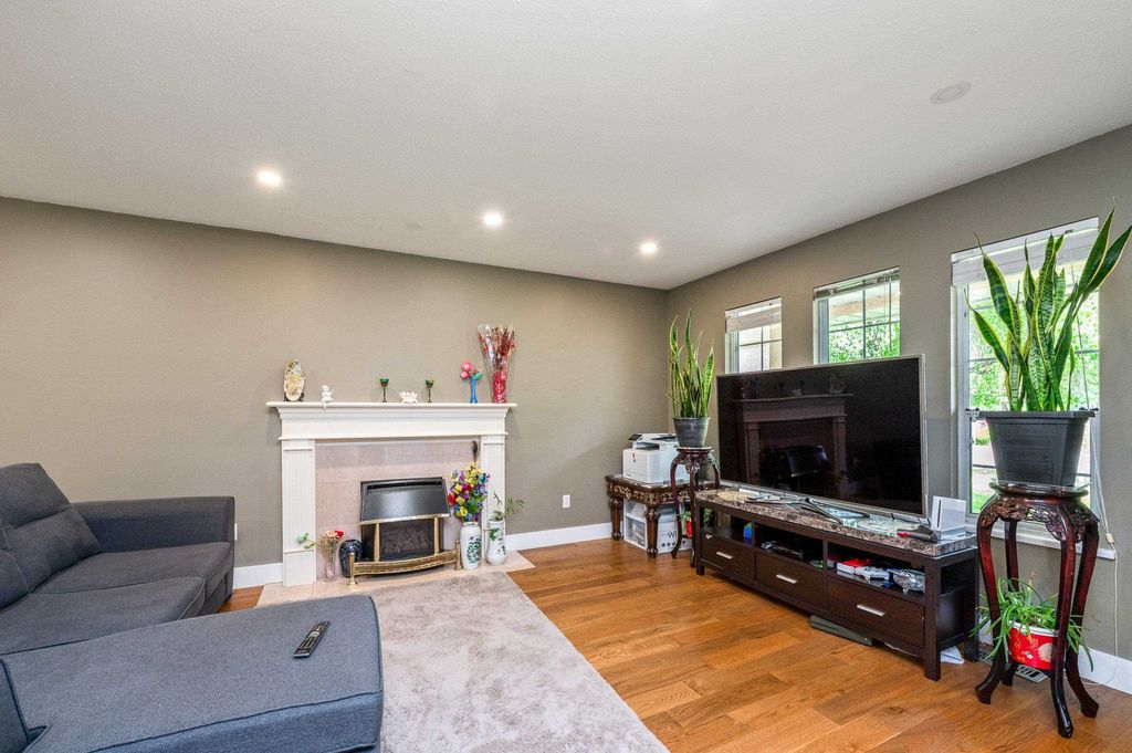 listing image 1106003275634802557