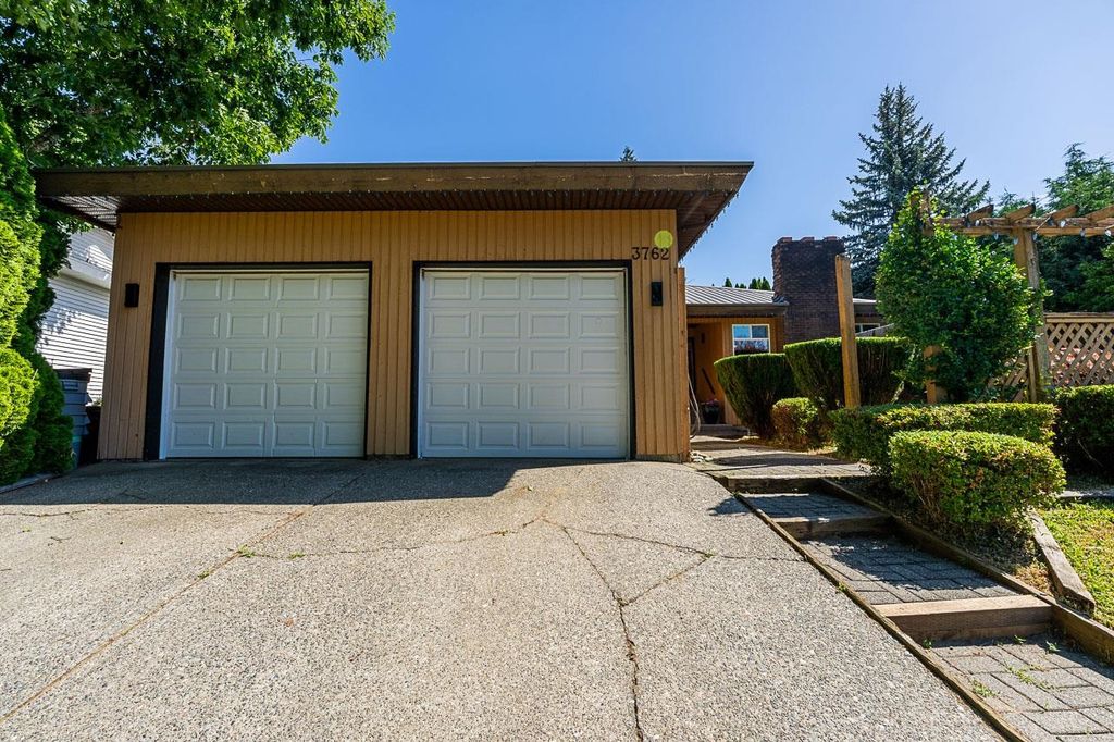 Photo of 3762 Nanaimo Crescent, Abbotsford, BC V2T 4Z7 (MLS # R3139043)