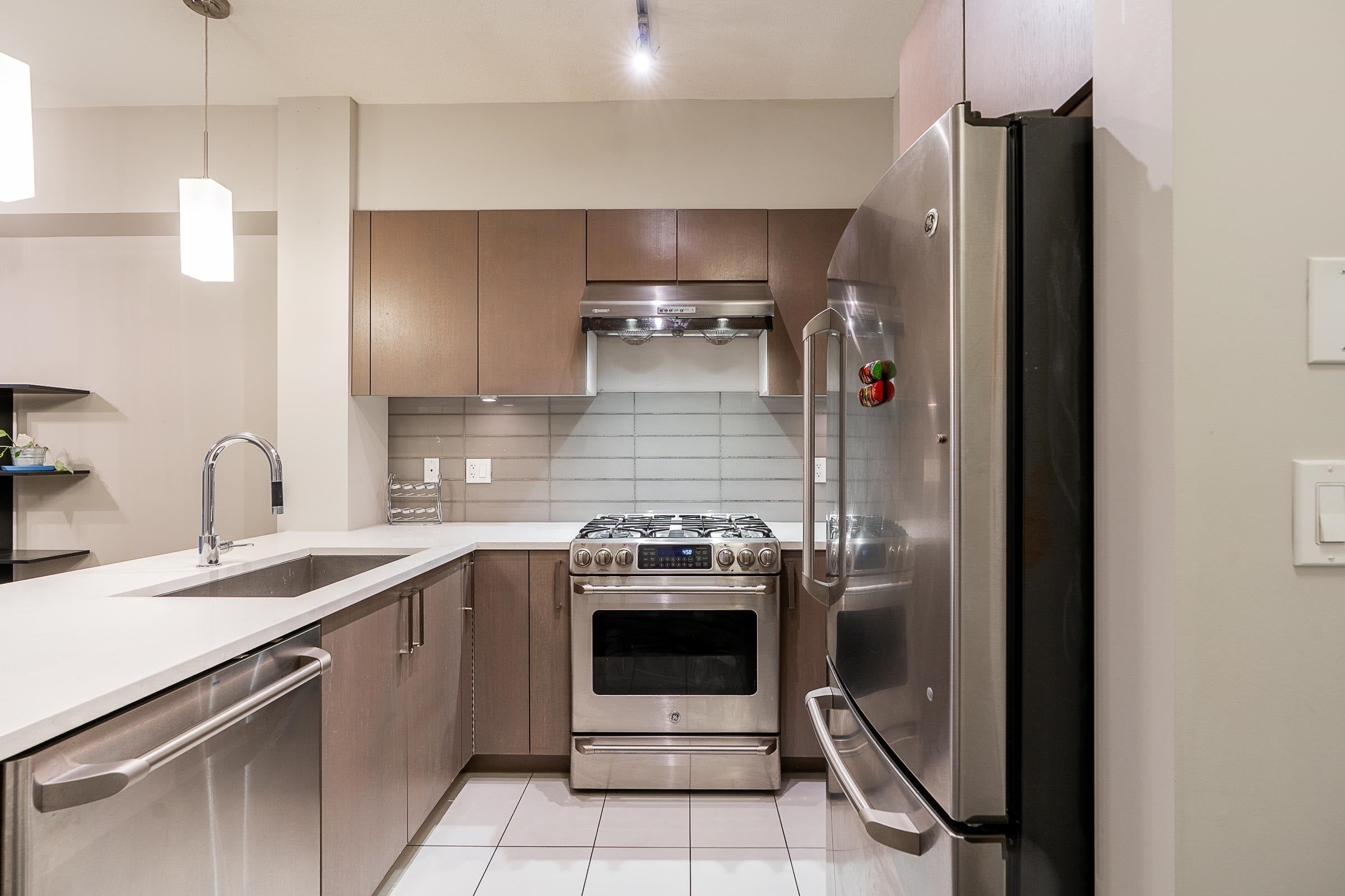10033 River Drive 703