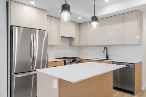 15353 17 Avenue 203 Surrey BC V4A 1T8