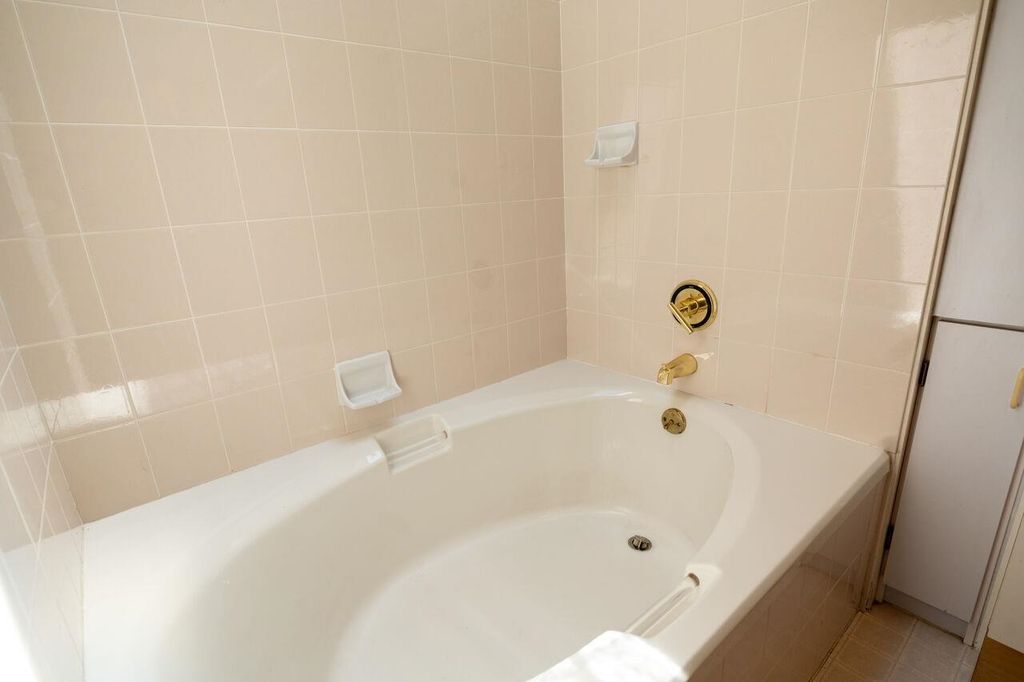 listing image 1100872570251622231