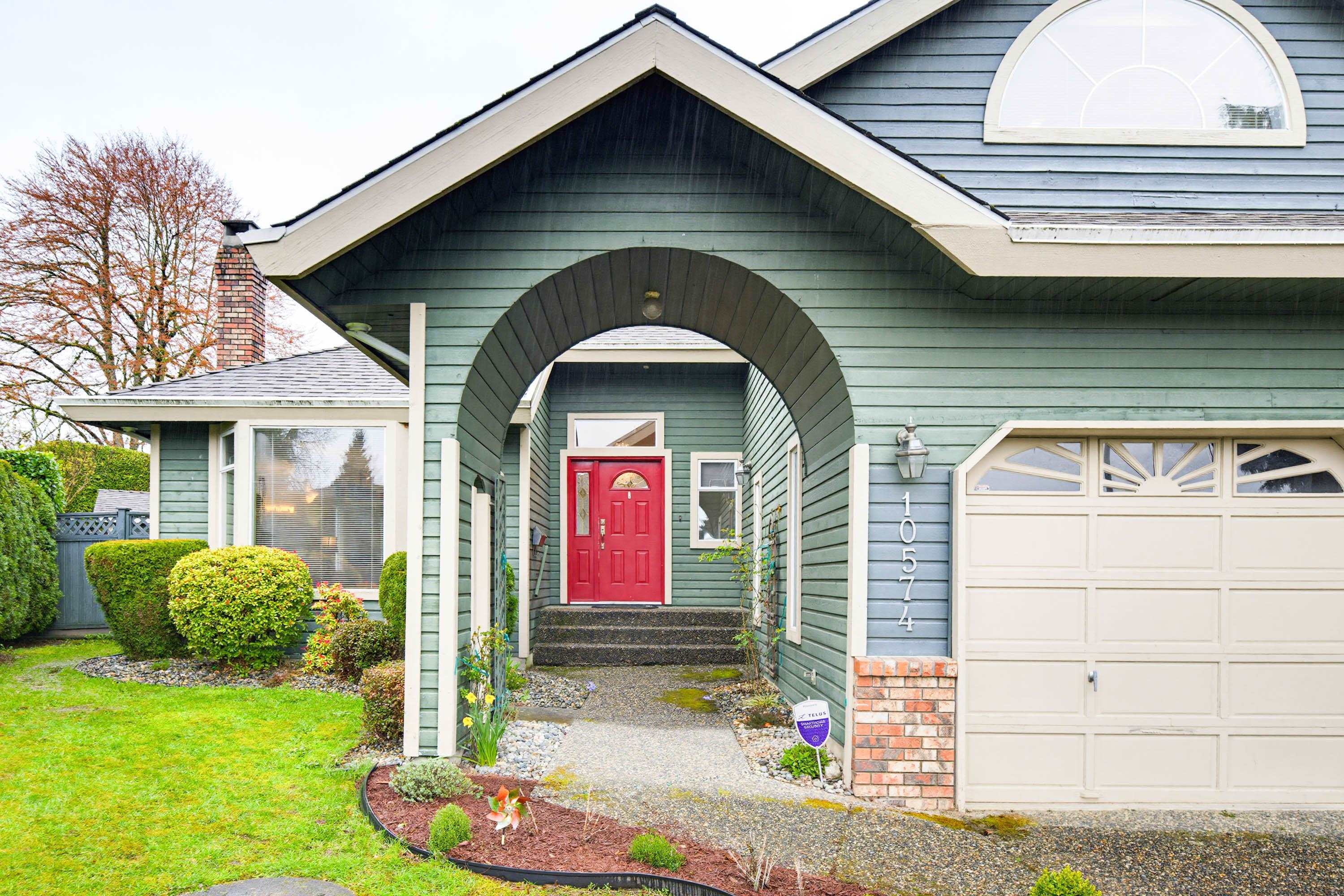 10574 Woodglen Close