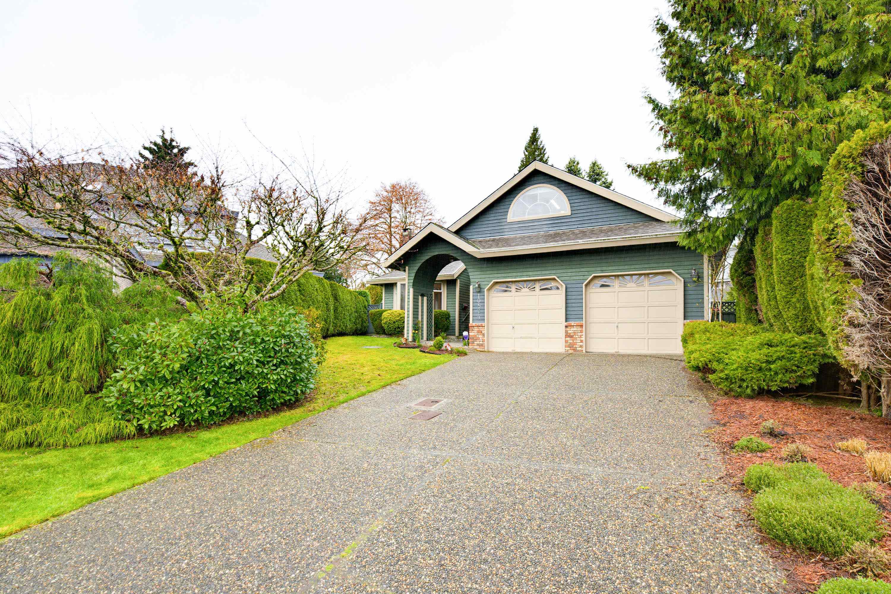 10574 Woodglen Close