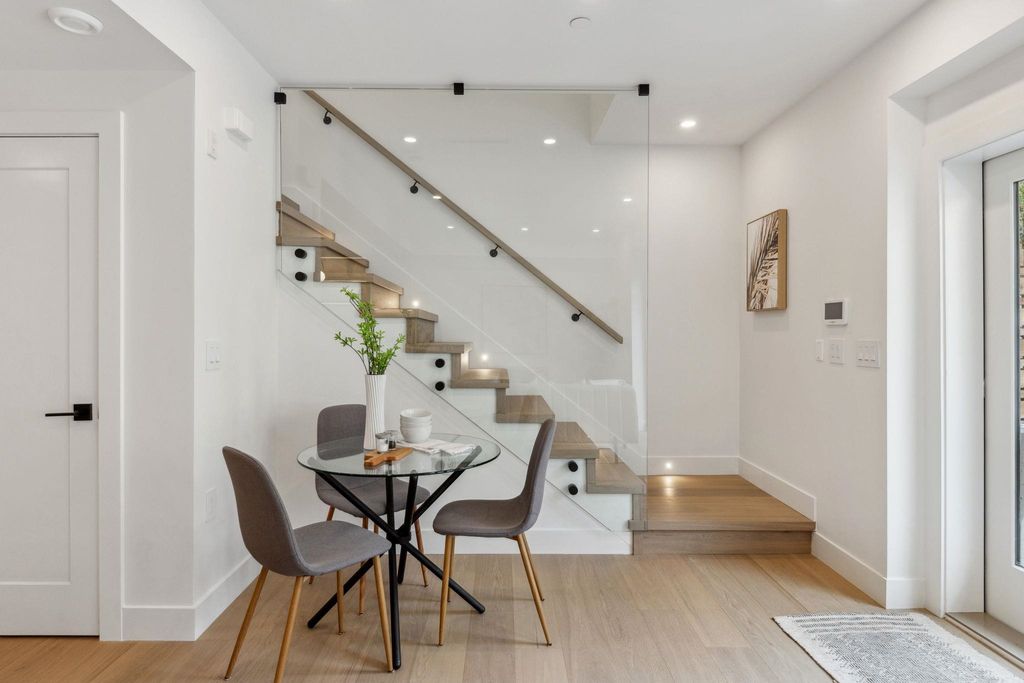 listing image 1109278409892782609