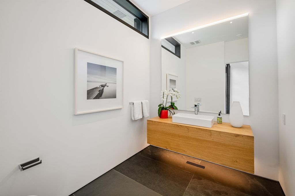 listing image 1105785793594764801