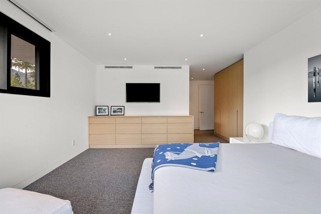 listing image 1102615212684528449