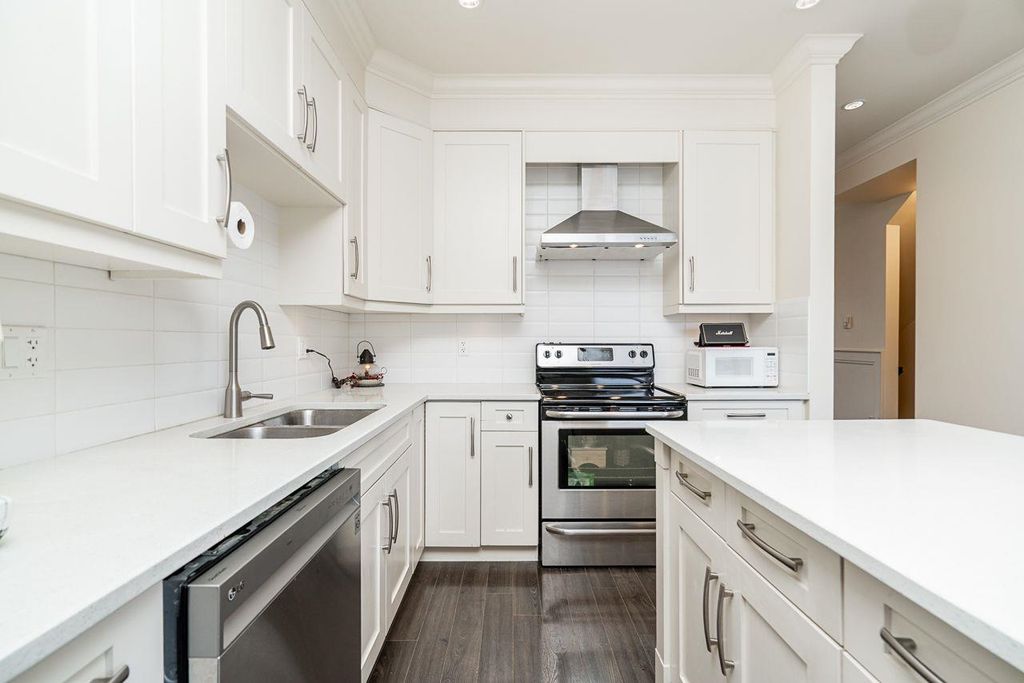 listing image 1101695458354931267