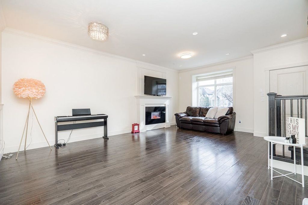 listing image 1101886596428393544