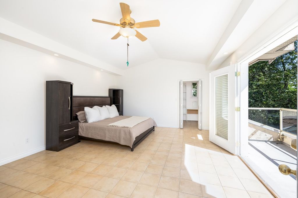 listing image 1104953864773860106