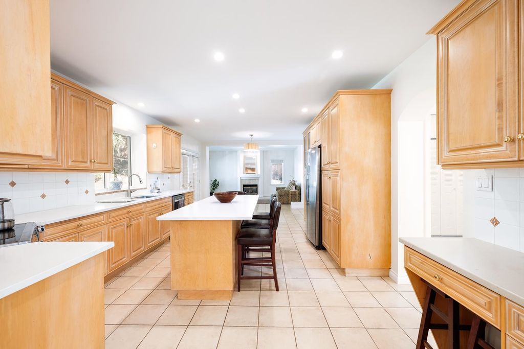 listing image 1101601593607411522