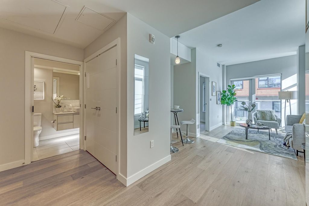 listing image 1104964946953654335