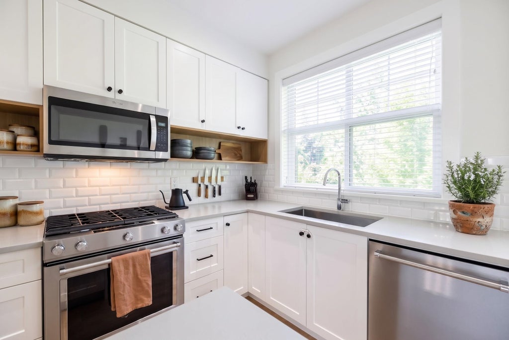 Photo of 27735 Roundhouse Drive #54, Abbotsford, BC V4X 0B9 (MLS # R3160150)