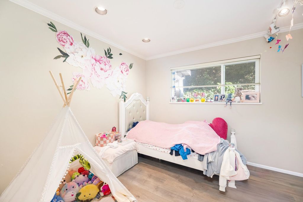 listing image 1103615972758841726