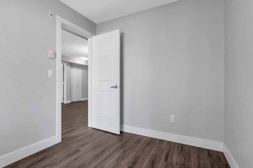 listing image 1104112060224468121