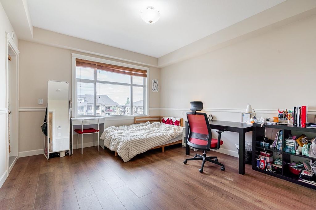 listing image 1103231795015879234