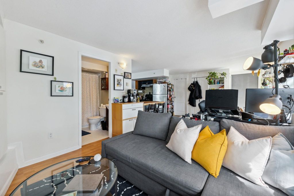 listing image 1101362611826216889