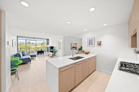 1210 E 27th Street 404 North Vancouver BC V7J 0C5