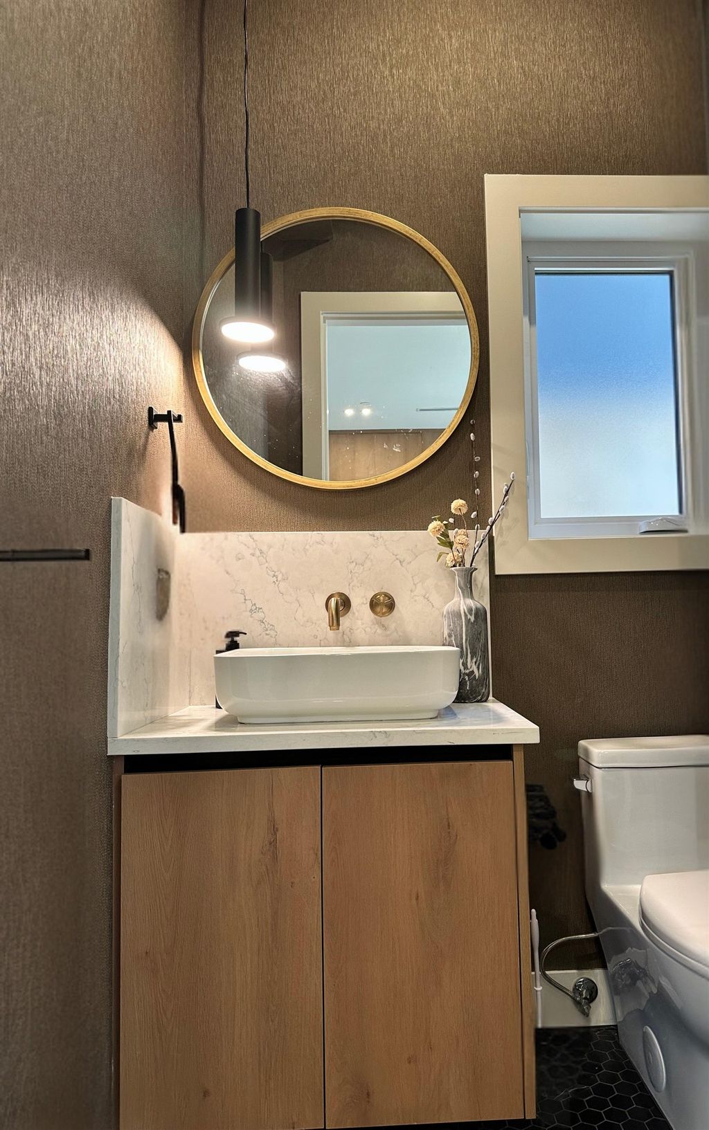 listing image 1109636030940177398