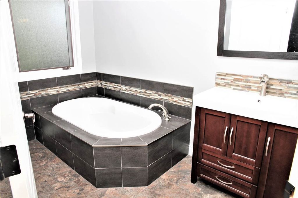 listing image 1106657158513386596