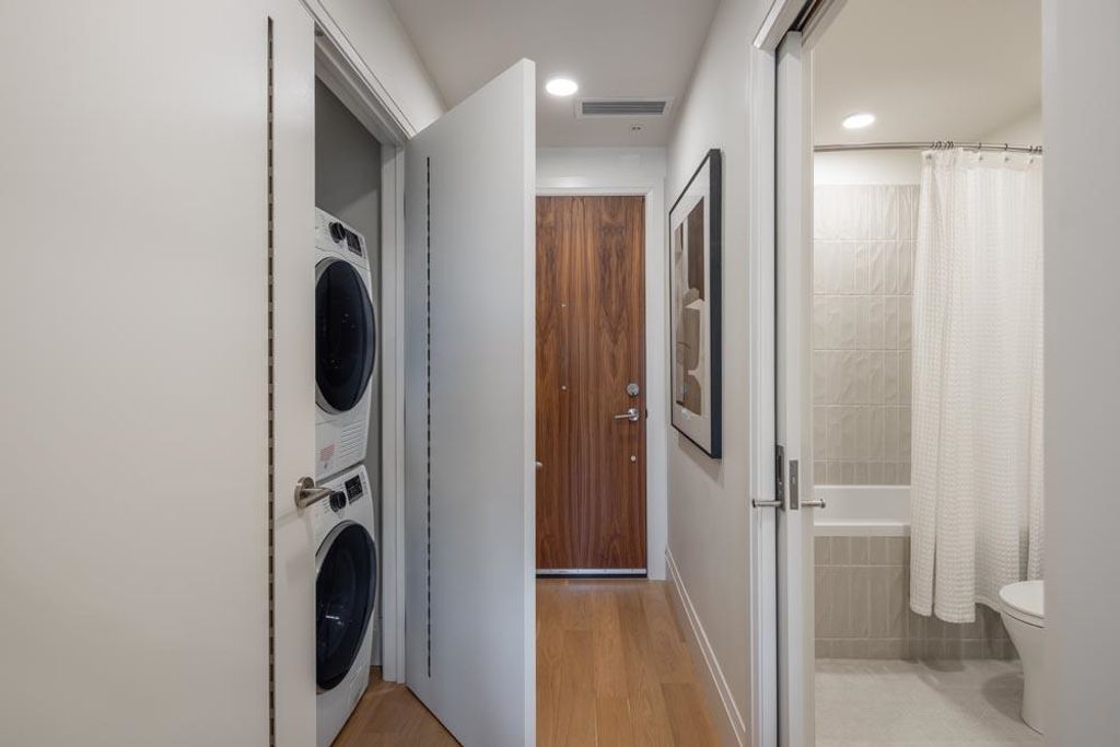 listing image 1109323075047940861