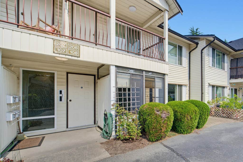 Photo of 2853 W Bourquin Crescent #108, Abbotsford, BC V2S 6H6 (MLS # R3156323)