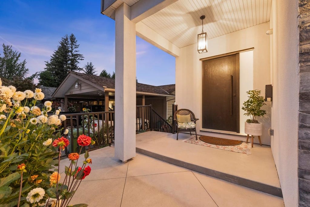 Photo of 2330 Cascade Street, Abbotsford, BC V2T 3G3 (MLS # R3152152)