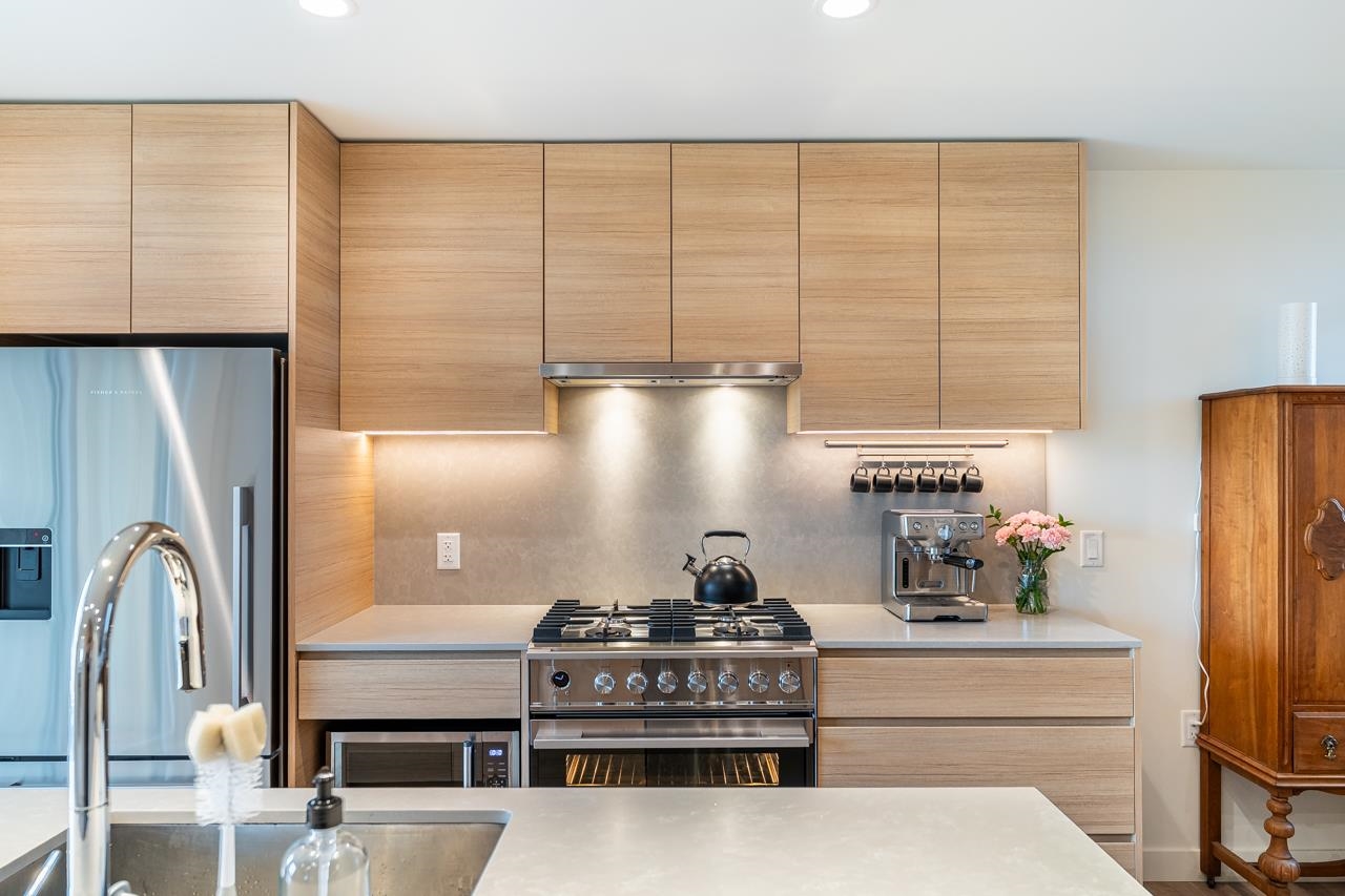 6340 Market Avenue 12