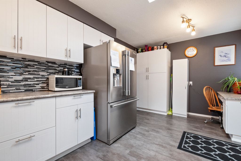 listing image 1104700411014721471