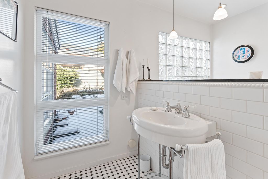 listing image 1109104935006603160