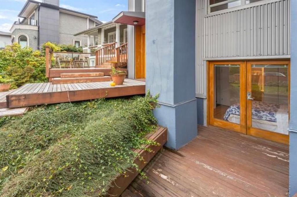 listing image 1102856433596878193
