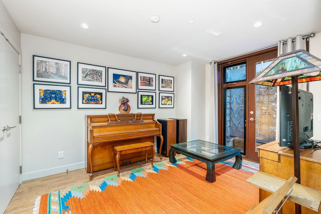 listing image 1102961614664317897
