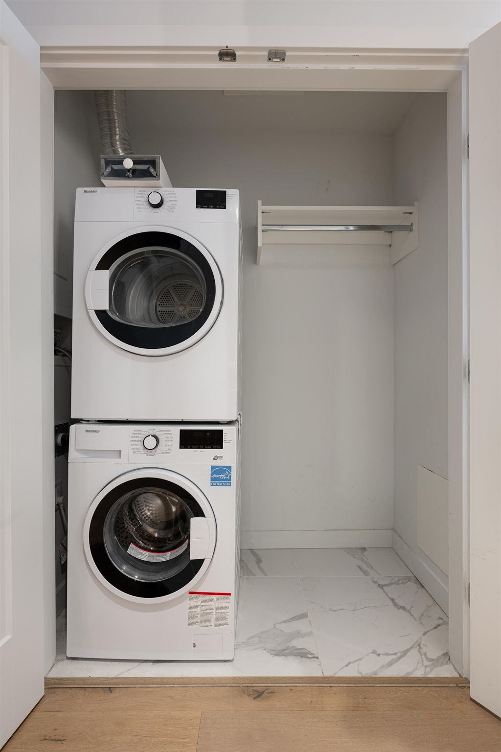 listing image 1102952736001354366