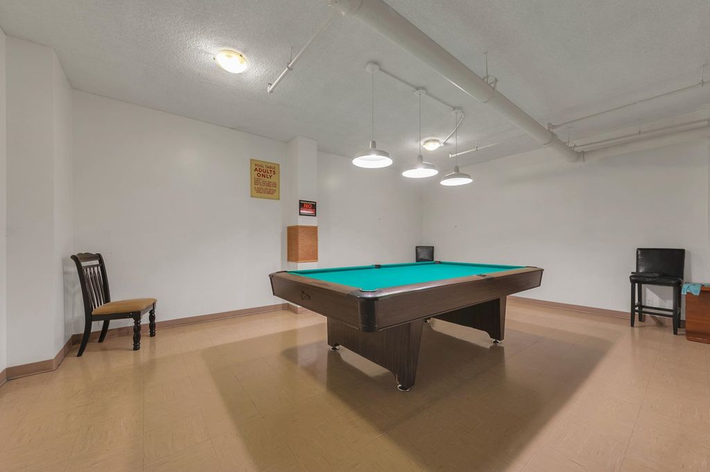 listing image 1102623283383994187