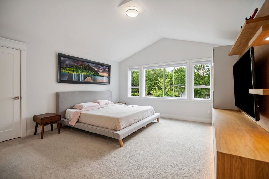 listing image 1106080574787349059