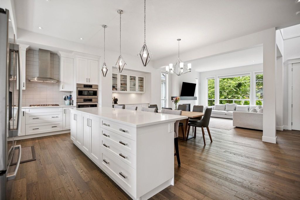 listing image 1103400688011262593