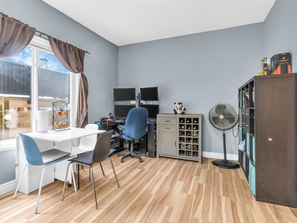 listing image 1102184195263185869