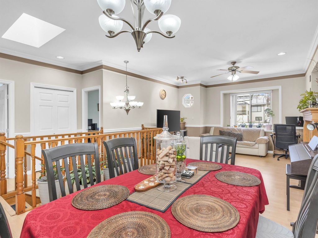 listing image 1109937021516325610