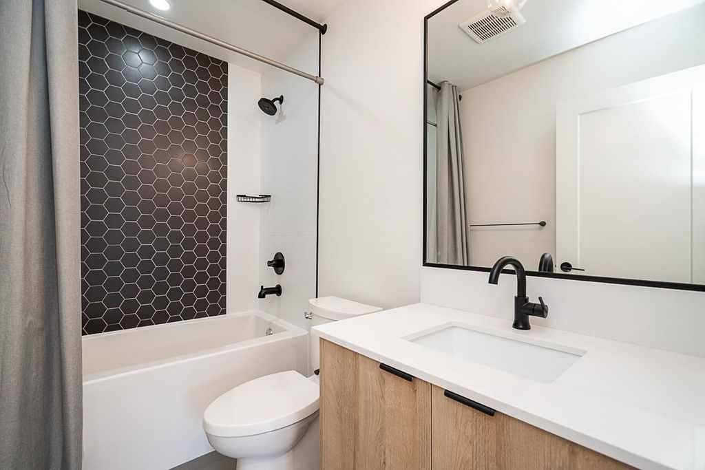 listing image 1104552201782861076